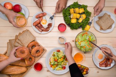 bir grup insan yemek yiyorsunuz