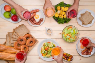 bir grup insan yemek yiyorsunuz