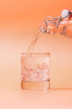 cam şişe su dökme