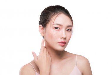 Yüzüne dokunan kadın