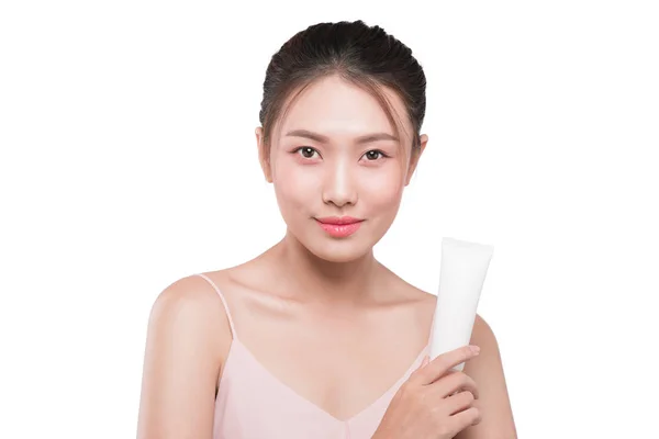 Mujer sosteniendo tubo de crema hidratante —  Fotos de Stock