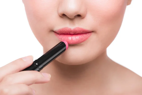 Mujer aplicando lápiz labial rosa — Foto de Stock