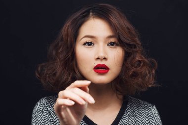 siyah arka plan üzerine kız.