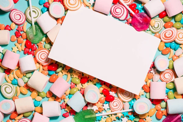 Marshmallow, pirulitos, geleias e papel em branco — Fotografia de Stock