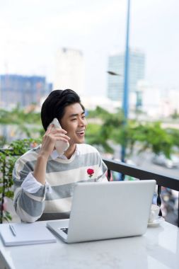 Cep telefonu kullanan adam