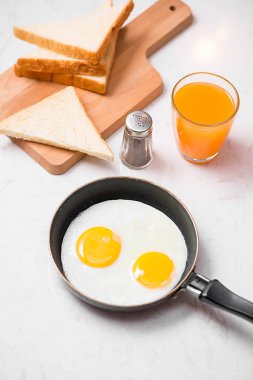 tava üzerinde sahanda yumurta.