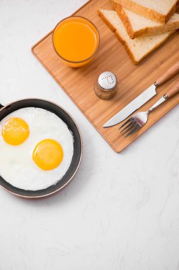 tava üzerinde sahanda yumurta.