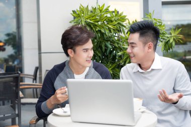 Kafede oturan iki iş adamları 