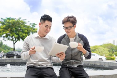 İki iş adamları şehirde yürüyüş