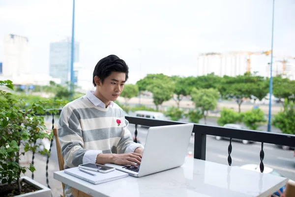 Dizüstü bilgisayarda çalışan adam