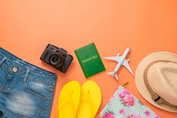 Vacation accessories on orange background. — Stock Photo, Image