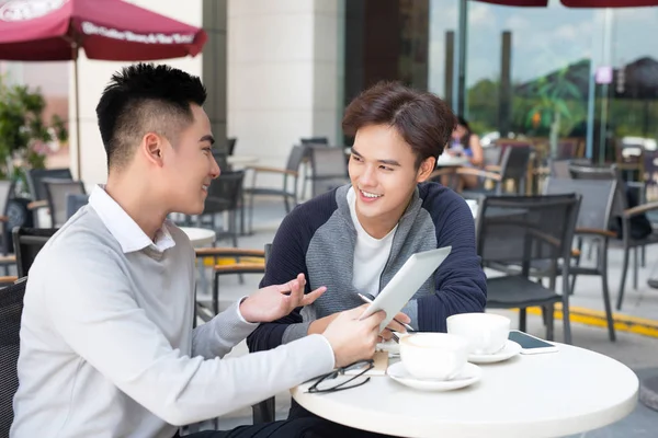 Dos hombres de negocios con tableta — Foto de Stock