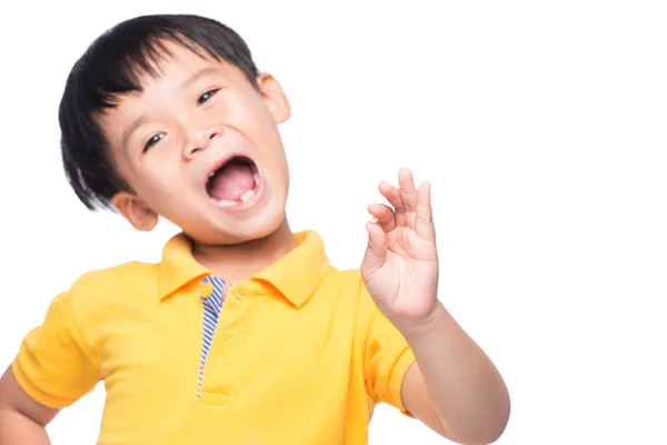 Pequeño niño mostrando su diente de leche — Foto de Stock