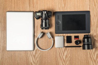 dizüstü bilgisayar, kamera, tablet ve kalem