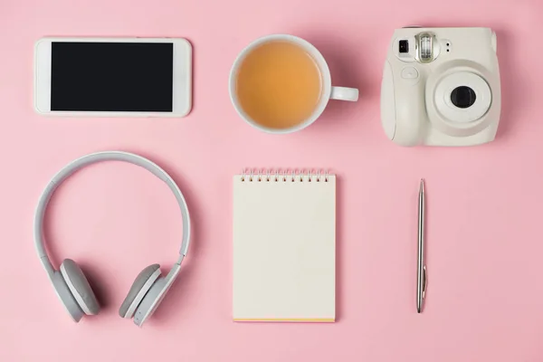 Poznámkového bloku, pero a tea cup — Stock fotografie