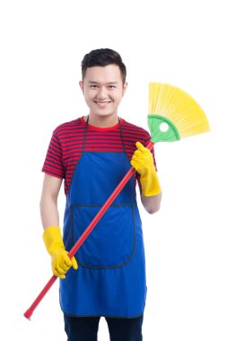 Ev işi yapan yakışıklı erkek.