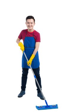 Ev işi yapan yakışıklı erkek.