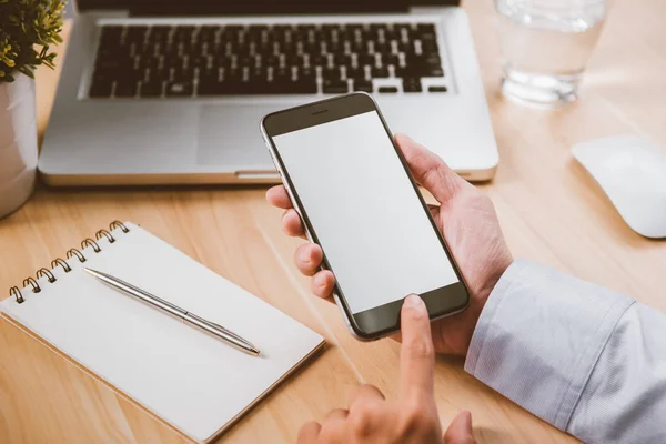 Hände halten Telefon — Stockfoto