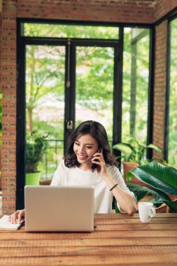 Telefon ve dizüstü bilgisayar kullanan kadın 