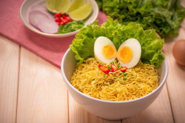 Hazır erişteler kasede 