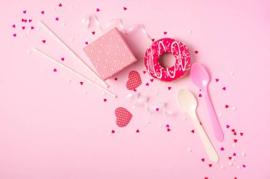 Çilekli donut sprinkles ile