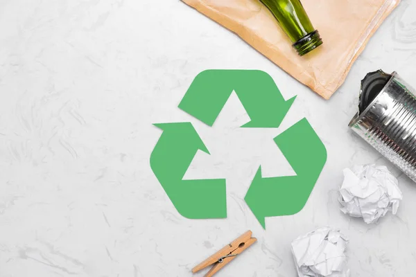 Símbolo de reciclagem com lixo — Fotografia de Stock
