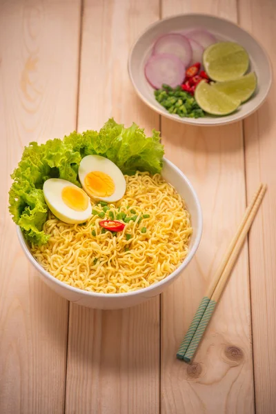 Instant noodles in bowl — Stock Photo, Image