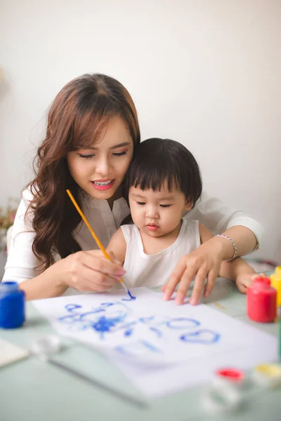 Madre e hija pintando —  Fotos de Stock