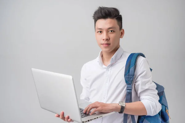 Estudante do sexo masculino usando laptop — Fotografia de Stock