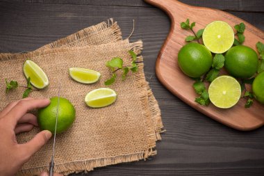 Kesme tahtası üzerinde taze limes