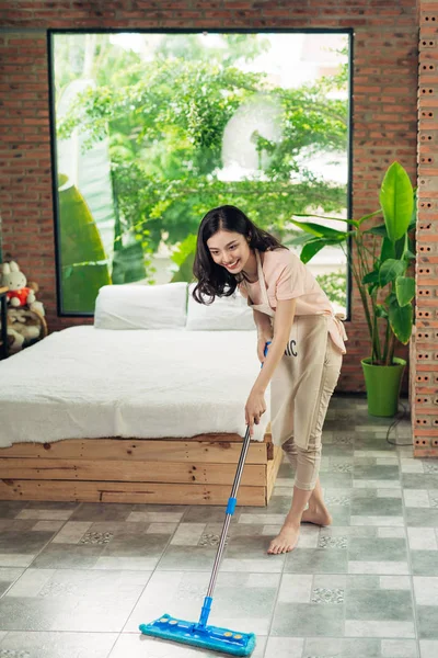 Vrouw schoonmaken vloer met dweil — Stockfoto