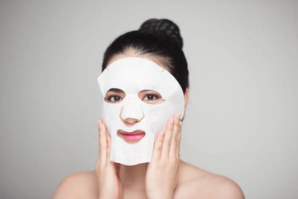 Vrouw met masker zuiveren — Stockfoto