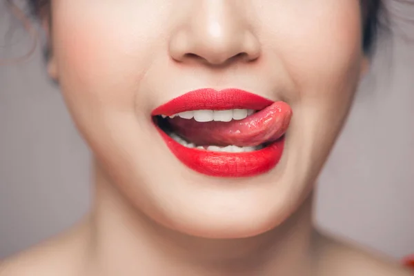 Labios femeninos con lápiz labial rojo —  Fotos de Stock