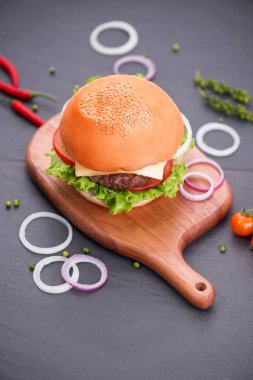 Ev yapımı hamburger masada. Üst görüntülemek, kopya alanı, yatay