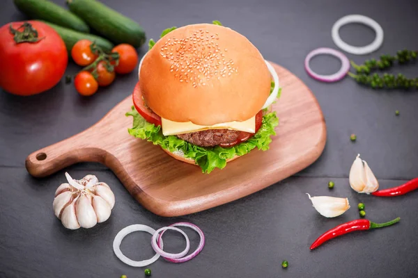 Ev yapımı hamburger masada. Üst görüntülemek, kopya alanı, yatay