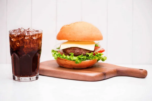 Domowy burger Grill z koksu na podłoże drewniane. — Zdjęcie stockowe
