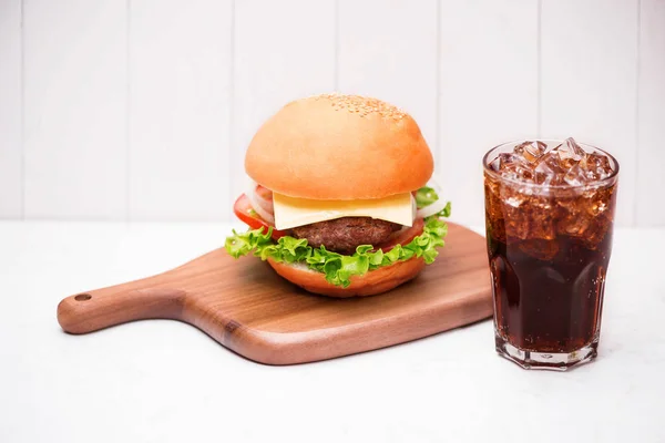 Hemmagjord Bbq burgare med koks på trä bakgrund. — Stockfoto