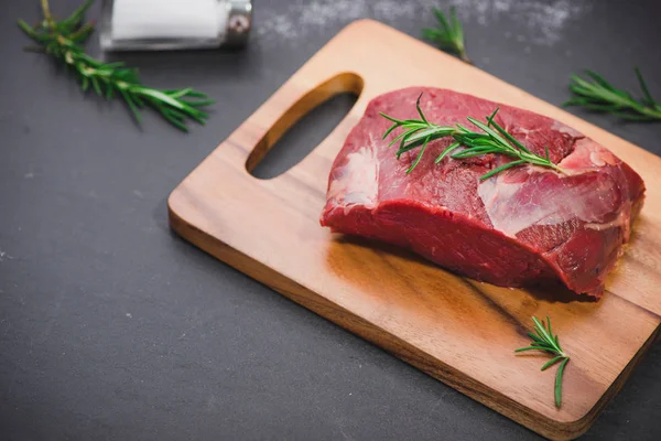 Carne crua de vaca em uma tábua de corte — Fotografia de Stock