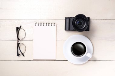 Kamera, kalem, gözlük