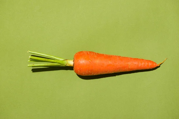 Верхний вид моркови на зеленом фоне . — стоковое фото