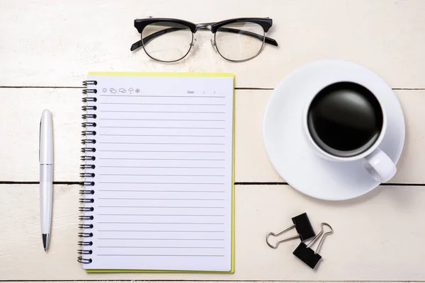 Λευκό σύνολο. Στυλό, γυαλιά, καφέ και φορητό υπολογιστή στο τραπέζι. Το Top view. — Φωτογραφία Αρχείου