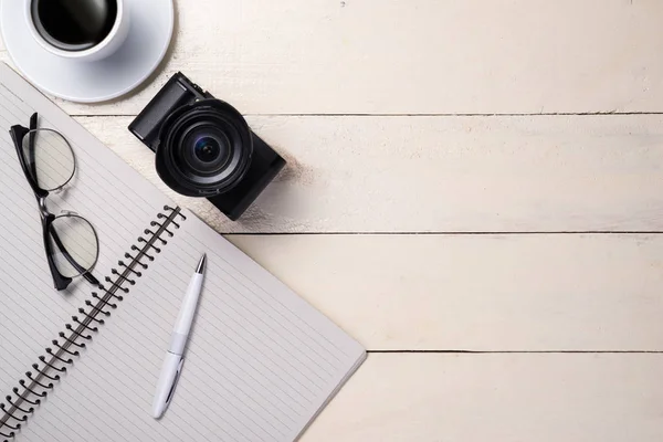 Occhiali, caffè, macchina fotografica e notebook — Foto Stock