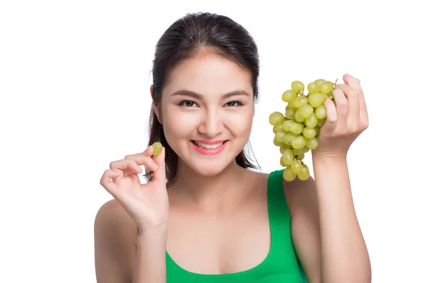 Frau isst grüne Trauben — Stockfoto