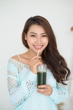 Yeşil suyu içme kadın