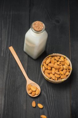 Şişe ve badem badem sütü