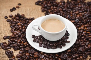 Kahve fincanı ve fasulye 