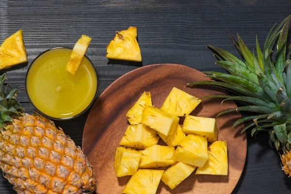 Dilimlenmiş ve tüm ananas — Stok fotoğraf