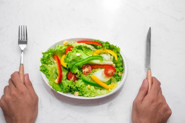 çatal ve bıçak tutan eller 