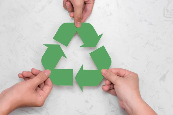 Sinal de reciclagem em mãos — Fotografia de Stock