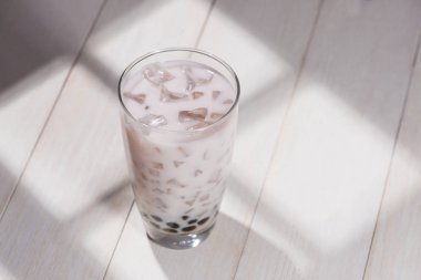 Süt çay buz küpleri ile